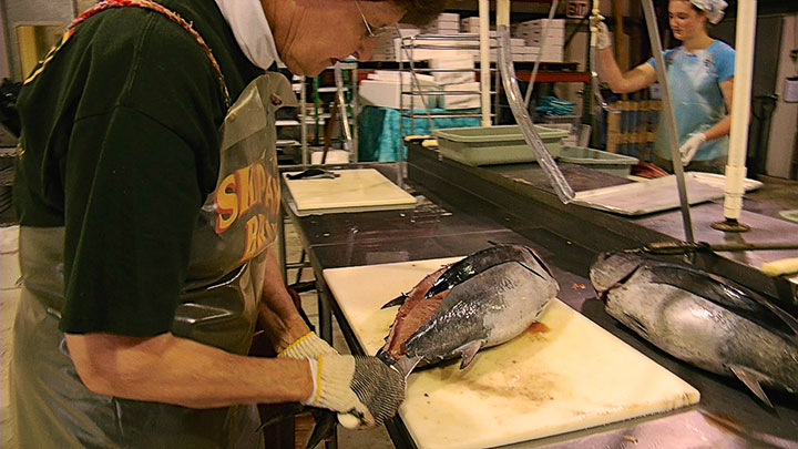 How to Fillet a Tuna (video)