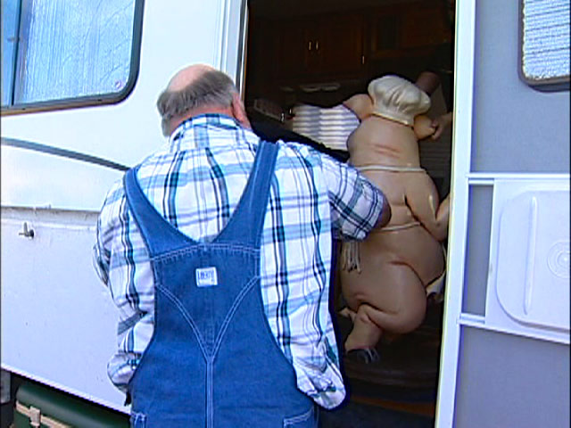 Inside The World of Championship Barbecue - Larry Mayes packing away