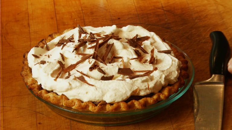 How to Make a Fresh Chocolate Cream Pie - mobile minute - Cooking Up a Story